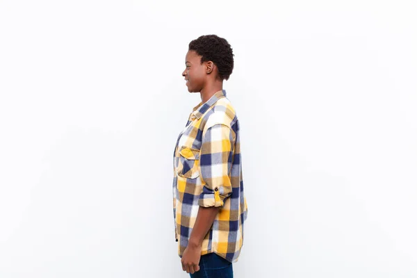 Junge Hübsche Schwarze Frauenprofil Ansicht Die Den Raum Vor Sich — Stockfoto