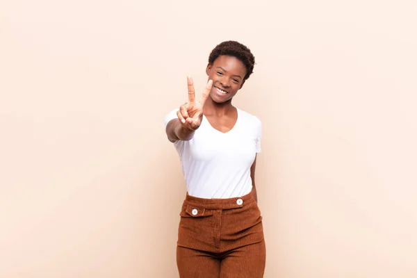 Jong Mooi Zwart Vrouwen Glimlachen Kijken Gelukkig Zorgeloos Positief Gebaren — Stockfoto