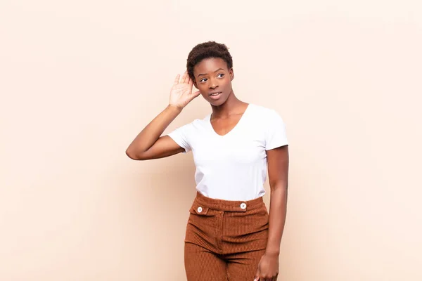 Unga Vackra Svarta Kvinnor Leende Tittar Nyfiket Sidan Försöker Lyssna — Stockfoto