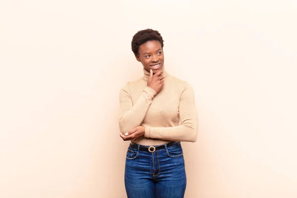 Jovem Bonita Mulher Negra Sorrindo Com Uma Expressão Feliz Confiante — Fotografia de Stock