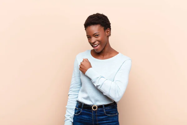 Joven Bastante Negro Mujersintiéndose Feliz Positivo Exitoso Motivado Cuando Enfrenta — Foto de Stock