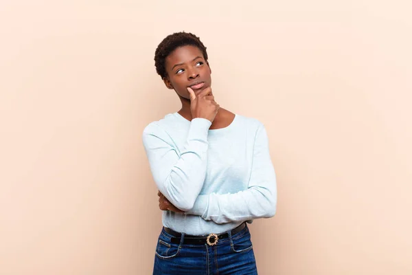 Joven Bastante Negro Mujersintiendo Reflexivo Preguntándose Imaginando Ideas Soñando Despierto — Foto de Stock