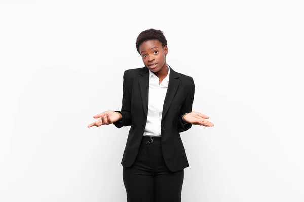 Genç Siyah Cahil Kafası Karışık Bir Kadın Hangi Seçeneği Seçeceğinden — Stok fotoğraf