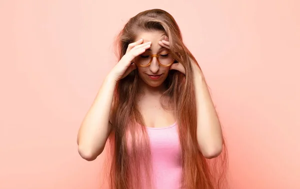 Gritou Mulher Loira Sentindo Triste Frustrado Nervoso Deprimido Cobrindo Rosto — Fotografia de Stock