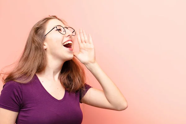 Yound Blondynka Profil Widok Patrząc Szczęśliwy Podekscytowany Krzycząc Wzywając Skopiowania — Zdjęcie stockowe