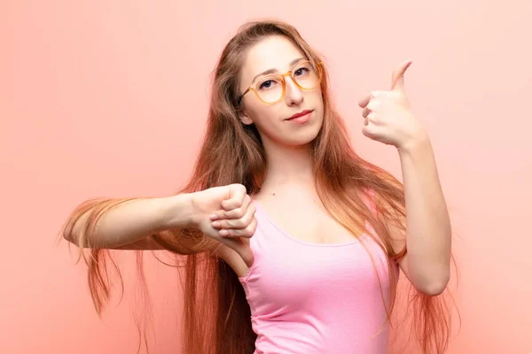 Yound Blonde Vrouw Voelt Zich Verward Onwetend Onzeker Het Wegen — Stockfoto