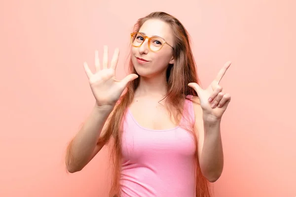 Yound Blonde Vrouw Glimlachen Kijken Vriendelijk Tonen Nummer Zeven Zevende — Stockfoto