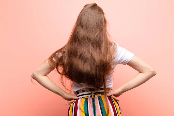 Mulher Loira Yound Sentindo Confuso Cheio Dúvidas Perguntas Perguntando Com — Fotografia de Stock