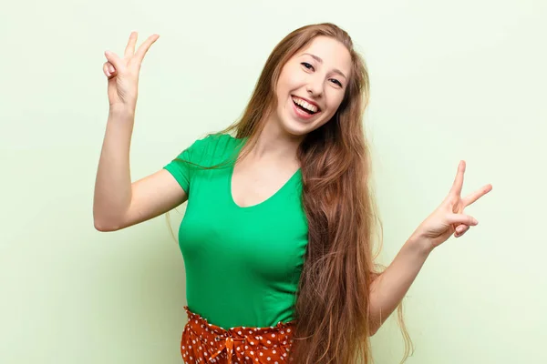 Mulher Loira Yound Sorrindo Olhando Feliz Amigável Satisfeito Vitória Gestual — Fotografia de Stock