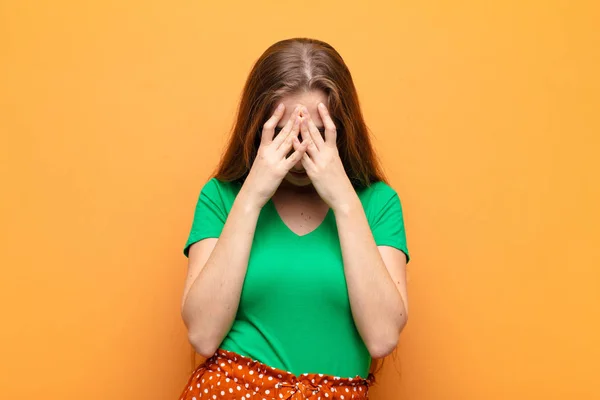 Mujer Rubia Yound Sentirse Triste Frustrado Nervioso Deprimido Cubriendo Cara — Foto de Stock