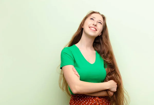 Yound Blonde Vrouw Voelt Zich Gelukkig Trots Hoopvol Afvragen Denken — Stockfoto