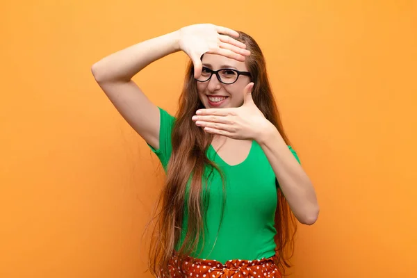 Yound Blonde Vrouw Gevoel Gelukkig Vriendelijk Positief Glimlachen Het Maken — Stockfoto