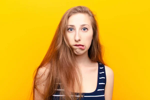 Yound Mulher Loira Sentindo Sem Noção Confuso Incerto Sobre Qual — Fotografia de Stock