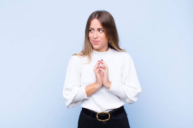 Genç, güzel İspanyol bir kadın kötü bir plan yaparken ya da mavi duvara karşı bir numara düşünürken gururlu, yaramaz ve kibirli hissediyor.