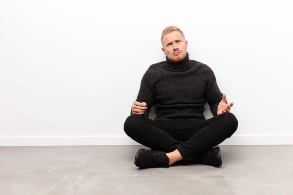 Junger Blonder Mann Zuckt Mit Einem Stummen Verrückten Verwirrten Verwirrten — Stockfoto