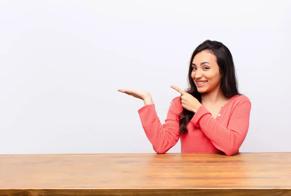 Joven Latina Bonita Mujer Sonriendo Alegremente Apuntando Copiar Espacio Palma — Foto de Stock