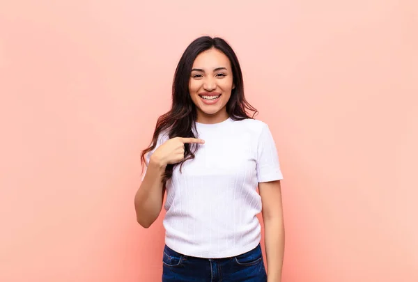 Jovem Latina Bonita Mulher Olhando Feliz Orgulhoso Surpreso Alegremente Apontando — Fotografia de Stock