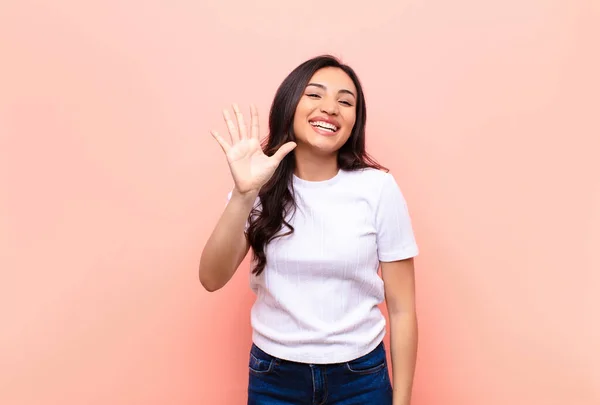 Jonge Latijn Mooie Vrouw Glimlachen Kijken Vriendelijk Tonen Nummer Vijf — Stockfoto