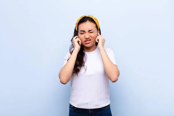 Giovane Latina Bella Donna Guardando Arrabbiato Stressato Infastidito Coprendo Entrambe — Foto Stock