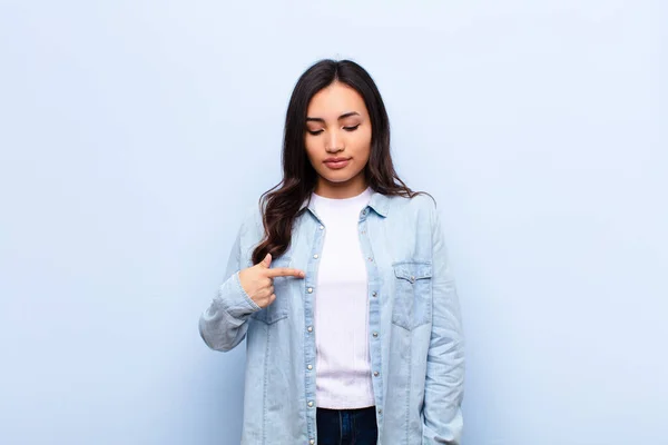 Joven Latina Bonita Mujer Sonriendo Alegre Casualmente Mirando Hacia Abajo —  Fotos de Stock