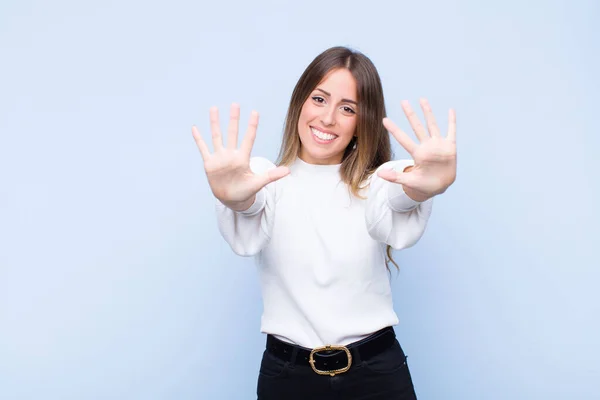 Ung Söt Latinamerikansk Kvinna Ler Och Ser Vänlig Visar Nummer — Stockfoto