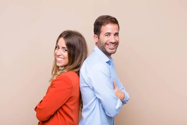 Jeune Joli Couple Contre Beige Mur Plat — Photo