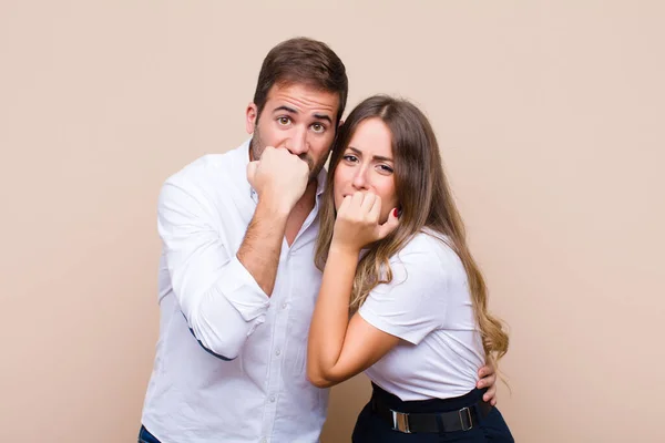 Joven Bonita Pareja Contra Pared Plana Beige —  Fotos de Stock