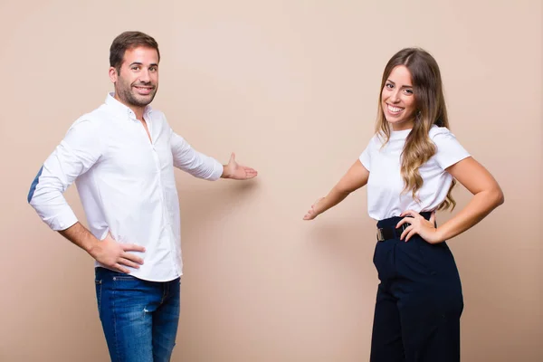 Joven Bonita Pareja Contra Pared Plana Beige — Foto de Stock