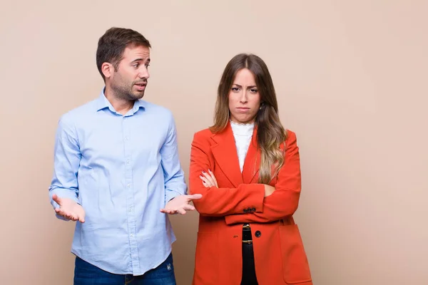 Jovem Casal Bonito Contra Parede Plana Bege — Fotografia de Stock