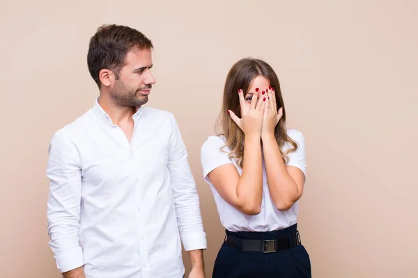 Junges Hübsches Paar Gegen Beige Flachwand — Stockfoto