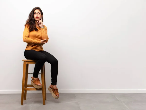 Jonge Mooie Vrouw Lachen Verlegen Vrolijk Met Een Vriendelijke Positieve — Stockfoto