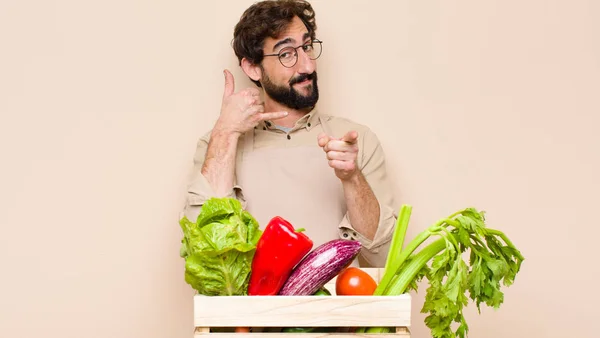 Hombre Tienda Comestibles Verde Sonriendo Alegremente Apuntando Cámara Mientras Que —  Fotos de Stock