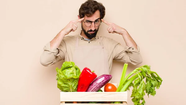 Zelený Potravinářský Muž Vážným Koncentrovaným Vzhledem Brainstorming Přemýšlením Náročném Problému — Stock fotografie