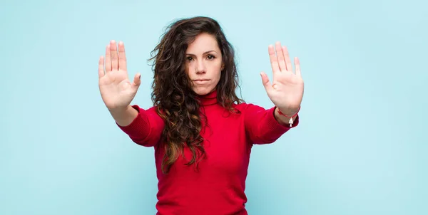 Joven Bonita Mujer Buscando Seria Infeliz Enojado Disgustado Prohibiendo Entrada — Foto de Stock