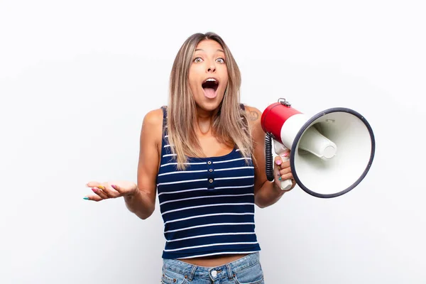 Jeune Jolie Femme Bouche Ouverte Étonnée Choquée Étonnée Une Surprise — Photo