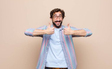 Genç sakallı adam yassı duvara yaslandı.