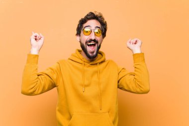 Genç çılgın havalı adam başarıyı kutluyor.