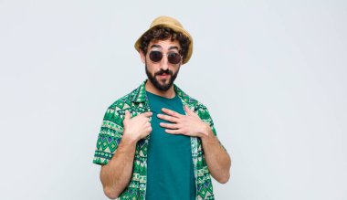 Genç turist kendini mutlu, şaşırmış ve gururlu hisseder. Heyecanlı, şaşkın bakışlarıyla beyaz duvara bakar.