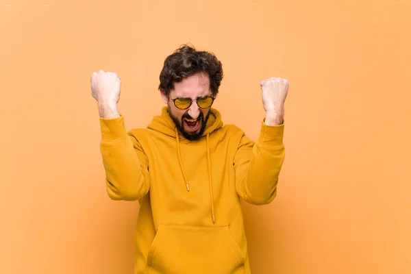 Junger Verrückter Cooler Mann Siegesausdruck — Stockfoto