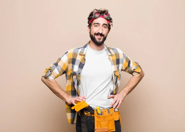 Joven Ama Llaves Sonriendo Alegre Casualmente Con Una Expresión Positiva — Foto de Stock