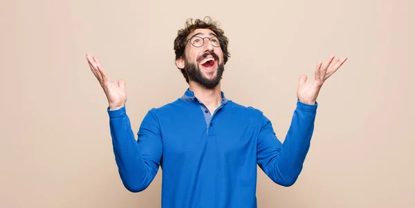 Jovem Homem Bonito Sentindo Feliz Surpreso Sortudo Surpreso Comemorando Vitória — Fotografia de Stock