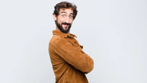 Jovem Bonito Homem Sorrindo Para Câmera Com Braços Cruzados Uma — Fotografia de Stock