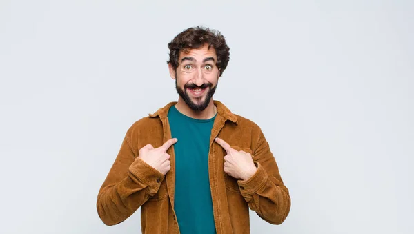 Jovem Homem Bonito Sentindo Feliz Surpreso Orgulhoso Apontando Para Mesmo — Fotografia de Stock