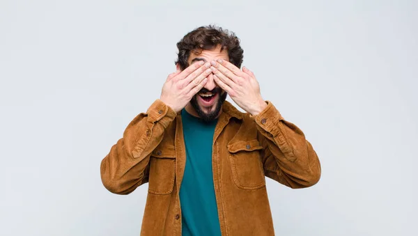 Junger Gutaussehender Mann Lächelt Und Fühlt Sich Glücklich Bedeckt Die — Stockfoto