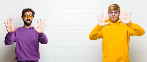 Jóvenes Hombres Guays Sonriendo Buscando Amigable Mostrando Número Diez Décimo — Foto de Stock