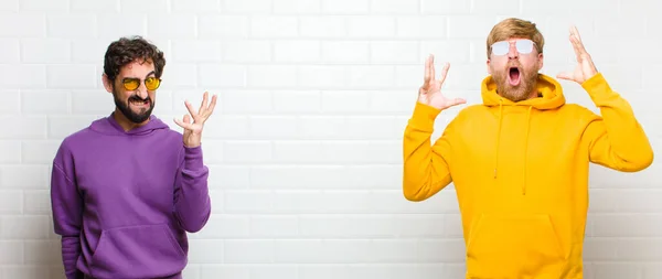 Jonge Koele Mannen Schreeuwen Met Handen Omhoog Lucht Zich Woedend — Stockfoto