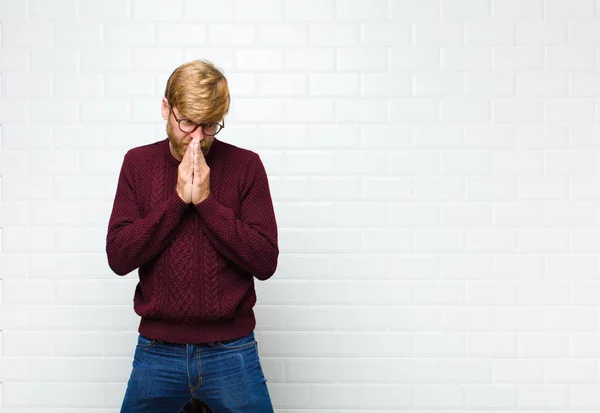 Genç Sarışın Adam Endişeli Umutlu Dindar Hissediyordu Avuçlar Ütülenip Bağışlanmak — Stok fotoğraf