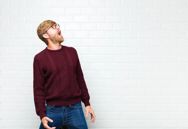 Ung Blond Man Skriker Rasande Skriker Aggressivt Ser Stressad Och — Stockfoto