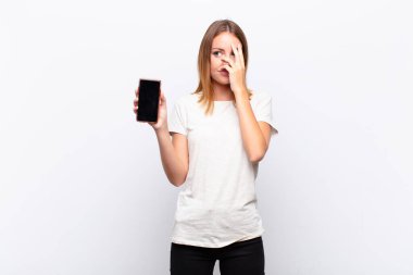 Kızıl saçlı, güzel bir kadın yorgun, sıkıcı ve sıkıcı bir işten sonra sıkılmış, hayal kırıklığına uğramış ve uykulu hissediyor.