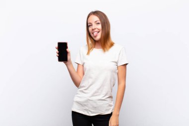 kızıl saçlı, neşeli, kaygısız, asi tavırlı, şakacı ve dilsiz, akıllı telefon tutarken eğlenen güzel bir kadın.